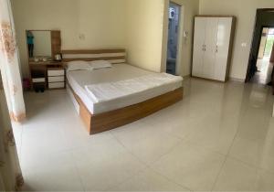 1 dormitorio con 1 cama grande y escritorio en Nhà Nghỉ Hương Sen en Móng Cái