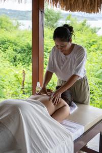 - un massage pour une femme assise sur un lit dans l'établissement Morika Villa, à Rua