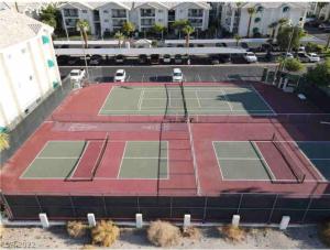 Instalaciones para jugar al tenis o al squash en The Healing Place o alrededores