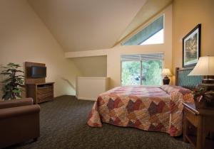 a large bedroom with a bed and a window at WorldMark Wolf Creek in Eden