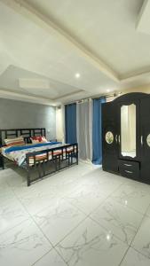 - une chambre avec un lit dans l'établissement Villa à Sally, à Mbour