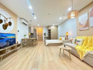 a living room with a couch and a tv at Căn hộ hạng sang có bếp và ban công The Song Vung Tau - Luxury Homestay in Vung Tau