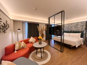 Postel nebo postele na pokoji v ubytování Luminor Hotel Legian Seminyak - Bali + 37 fotografií