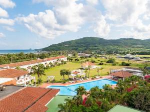 una vista aérea de un complejo con piscina en Resort Hotel Kume Island, en Kumejima