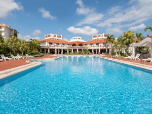 una gran piscina frente a un resort en Watermark Hotel Okinawa Kume Island, en Kumejima