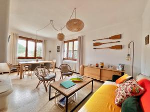 ein Wohnzimmer mit einem Sofa und einem Tisch in der Unterkunft Villa Lilause in Hyères