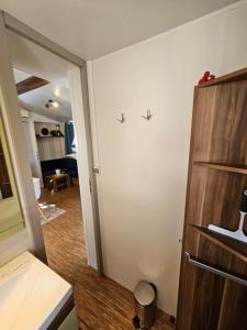 Zimmer mit einem Schrank und einem Zimmer mit einer Tür in der Unterkunft Mobil-Home Le Bosc 5 personnes in Le Bosc