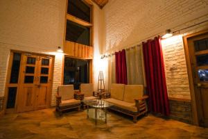 Zona de estar de Nilaya - The Himalayan cottage