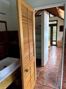 Habitación con baño con lavabo y bañera. en Whananaki Hideaway, 