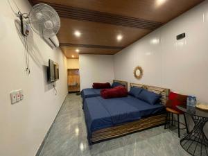 - une chambre avec un lit et un ventilateur dans l'établissement Mộc Homestay, à Mộc Châu