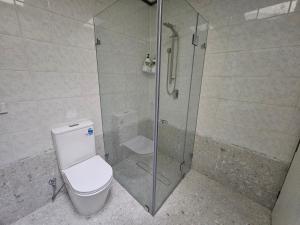 Bathroom sa Relax in Chipping Norton Entire Home 3 bedrooms