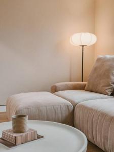 een woonkamer met een bank en een tafel bij Tranquil Japandi Retreat: Cozy Oasis in New Westminster