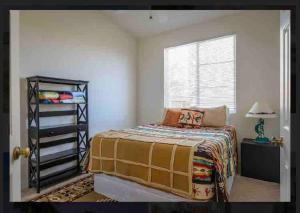 1 dormitorio con cama y ventana en Southwestern Charm In Rams Hill, en Borrego Springs