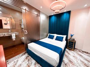 een hotelkamer met een bed en een badkamer bij Blue Three in Chancay
