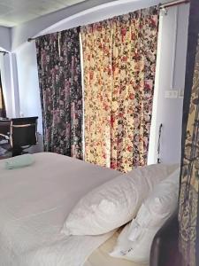Postel nebo postele na pokoji v ubytování Mango Tree Guestroom
