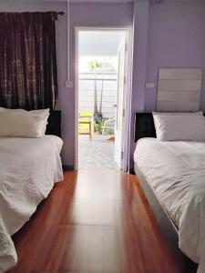 Postel nebo postele na pokoji v ubytování Mango Tree Guestroom