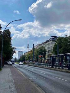 een straat met een straatlicht en auto's op de weg bij Prenzlauer Allee Ganze Etage in Berlijn