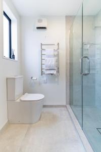 Bilik mandi di Merivale Gem: 2BR Townhouse Oasis +29 gambar