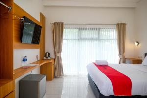 Llit o llits en una habitació de RedDoorz near Ambarrukmo Area
