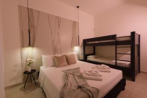 1 dormitorio con 1 cama y 1 litera en Salentin Home - SeaRelax, en San Pietro in Bevagna