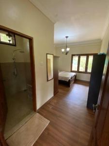 um quarto com um chuveiro e uma cama em Hulu Tamu Off Grid Morrocan styled Hill Top Villa em Kampong Sungai Tamu