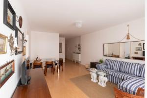 a living room with a couch and a table at Sunny Home, appartamento in centro e vicino alla spiaggia in Grado