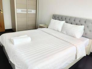 a large white bed with white sheets and pillows at Sofia Superior Suite 2R2B-61258 at R&F Princess Cove in Johor Bahru