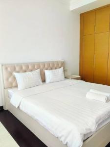 1 cama blanca grande con 2 almohadas blancas. en Sofia Superior Suite 2R2B-61258 at R&F Princess Cove en Johor Bahru