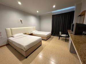 ピサヌロークにあるRattana Viewのベッド2台とテレビがあるホテルの部屋 +54枚の写真