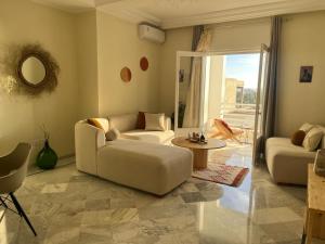 a living room with a couch and a table at Monastir Bord de Mer Palais Présidentiel in Monastir