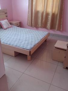 um quarto com uma cama num quarto em Hôtel LE CARRE D'AS MANDROSOA IVATO em Ivato