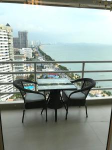 un tavolo e sedie su un balcone con vista sull'oceano di View Talay 7 Seaview Apartments a Pattaya Sud
