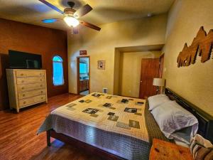 Schlafzimmer mit einem Bett und einem Deckenventilator in der Unterkunft The Peaceful Escape: Hiking, Fishing, sleeps-12 in Susanville