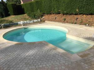 - une grande piscine dans une cour avec une terrasse dans l'établissement 2 bedrooms apartement with private pool terrace and wifi at Ottignies Louvain la Neuve, à Limelette