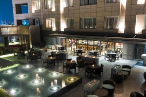 zewnętrzne patio ze stołami i krzesłami w budynku w obiekcie Sheraton Taitung Hotel w mieście Taidong