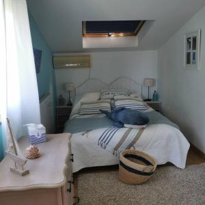 um quarto com uma cama com um pássaro azul sentado nela em Chalet de 2 chambres avec terrasse et wifi a Viry em Viry
