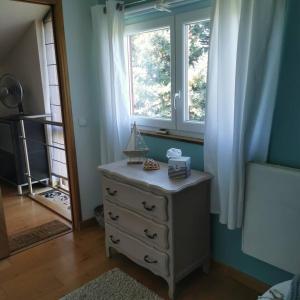 um quarto com uma cómoda e uma janela em Chalet de 2 chambres avec terrasse et wifi a Viry em Viry