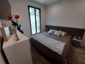 een slaapkamer met een bed met een vaas met bloemen bij Villa de 5 chambres a Arcachon a 400 m de la plage avec piscine interieure et wifi in Arcachon