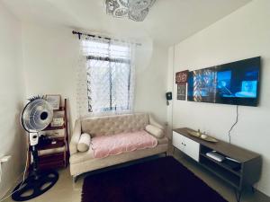 Area tempat duduk di 2-Bedroom Transient House or Apartment Near Tagaytay