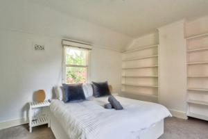 Un dormitorio con una gran cama blanca y una ventana en Close to City 3 Bedroom House Surry Hills 2 E-Bikes Included, en Sídney
