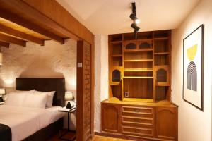 una camera con letto e libreria di Comfy Studio Apartment in Arequipa City ad Arequipa