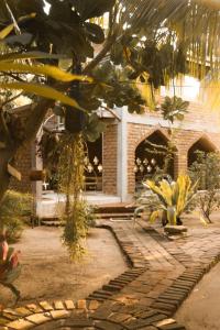 波圖維勒的住宿－Monsoon Eco Resort - Whisky point Arugambay，砖砌的院落中的石头走道