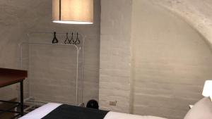 アレキパにあるStudio Room with 2 Beds in Vibrant Arequipa Cityのベッドルーム(ベッド1台、ランプ付)