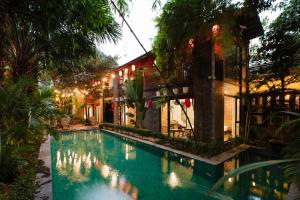 uma piscina em frente a um edifício em King Kong Homestay em Ninh Binh