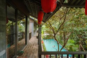 una casa con piscina y linternas rojas en King Kong Homestay, en Ninh Binh