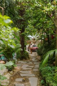 um caminho de pedra num jardim com uma pessoa a andar por ele em King Kong Homestay em Ninh Binh