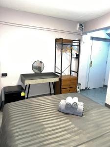 1 dormitorio con cama, lavabo y espejo en INN TOWN, en Amphoe Phra Khanong