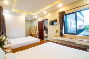 a bedroom with a bed and a window at Tai Nhien Homestay in Tân Thành (1)