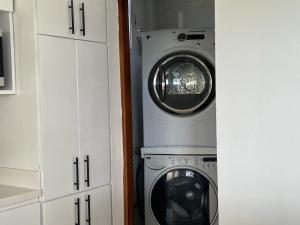 a washing machine and a washer in a kitchen at Villa Ferreira Punta Rucia near Ensenada beach in Punta Rucia