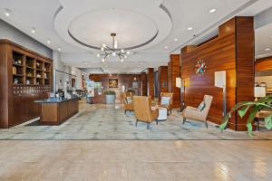 vestíbulo con salón con mesa y sillas en Four Points by Sheraton Jacksonville Baymeadows, en Jacksonville